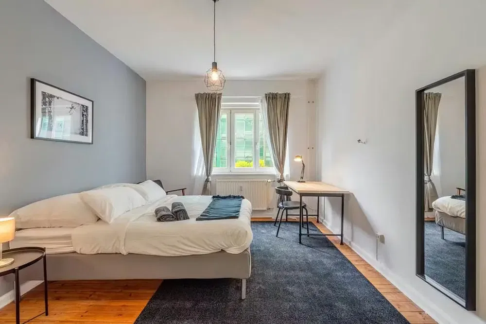 Ložnice; dřevěná podlaha, přirozené světlo