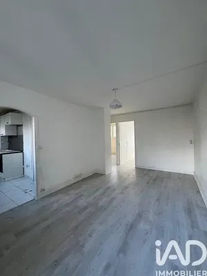 Dnevna soba; drveni pod, prirodno svjetlo