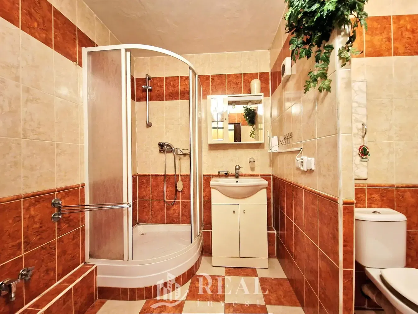 Banyo; fayans zemin, doğal ışık, tadilatlı