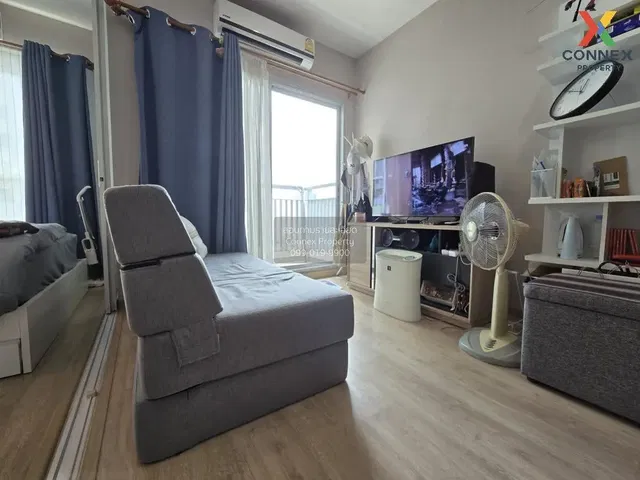 Camera da letto; pavimento in legno, luce naturale, stile moderno