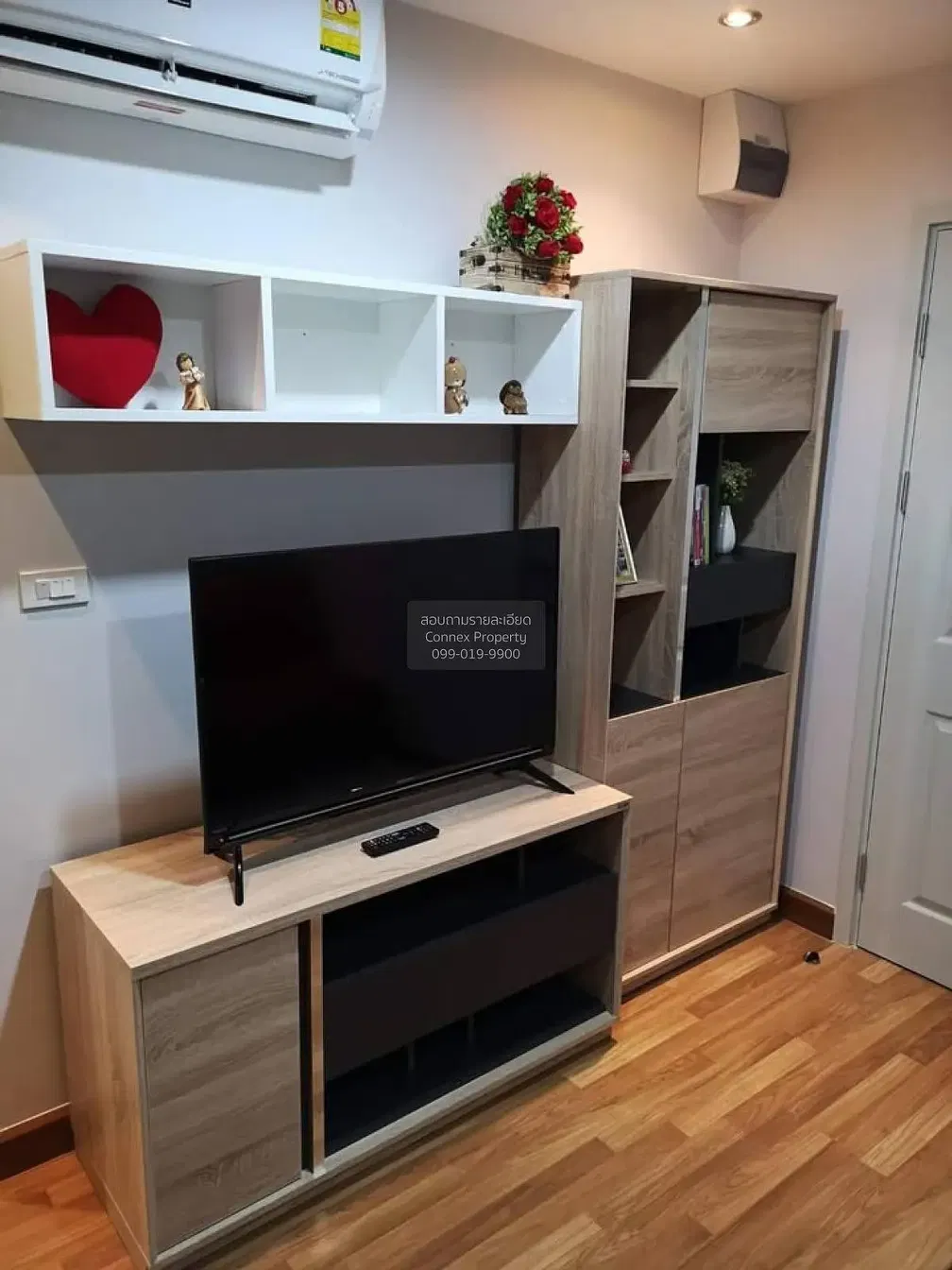 Salon; style moderne, parquet, lumière naturelle