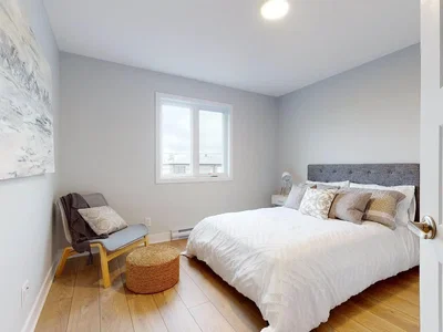 Chambre; lumière naturelle, style moderne, parquet