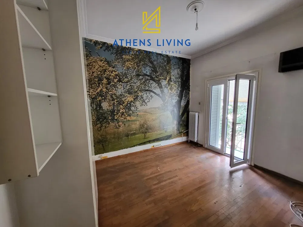 Wohnzimmer; holzboden, tageslicht, renovierungsbedürftig