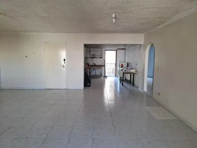 Dnevna soba; pločice, potrebna renovacija, prirodno svjetlo