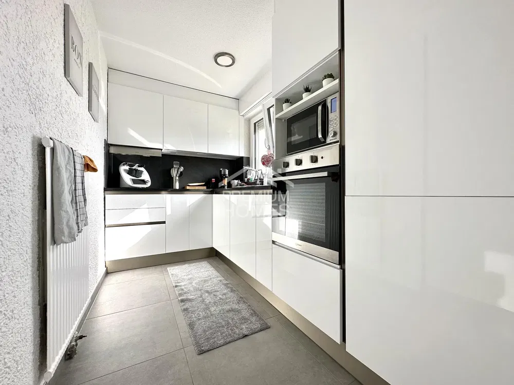 Cuisine; électroménager, carrelage, rénové, lumière naturelle, style moderne