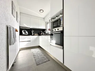 Cuisine; électroménager, carrelage, rénové, lumière naturelle, style moderne