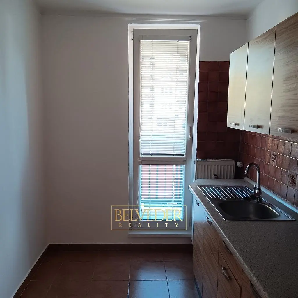 Küche; fliesenboden, tageslicht, küchengeräte