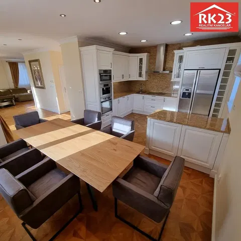 Кухиња; кухињски апарати, природно светло, модерни стил