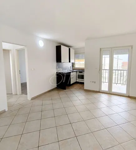 Kuchyňa; dlažba, kuchynské spotrebiče, výhľad