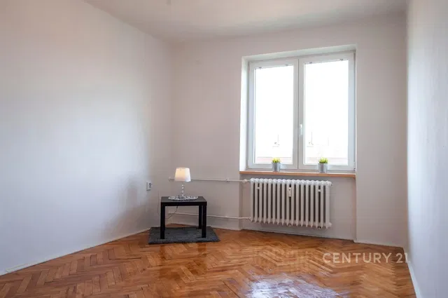 Salon; podłoga drewniana, światło dzienne