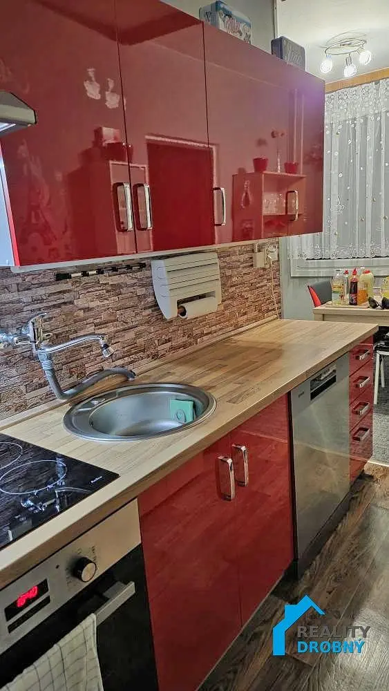 Kuchyňa; kuchynské spotrebiče, dlažba