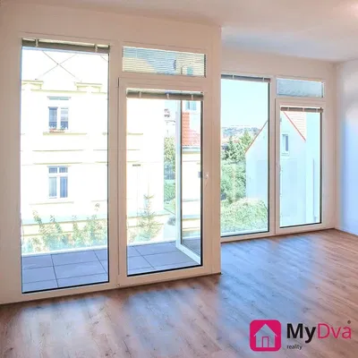 Wohnzimmer; blick, holzboden, tageslicht