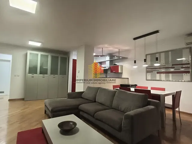 Woonkamer; houten vloer, natuurlijk licht, moderne stijl