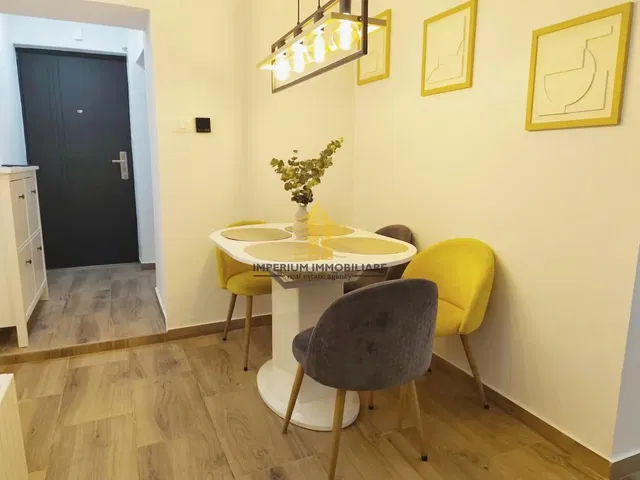 Eetkamer; moderne stijl, gerenoveerd, natuurlijk licht