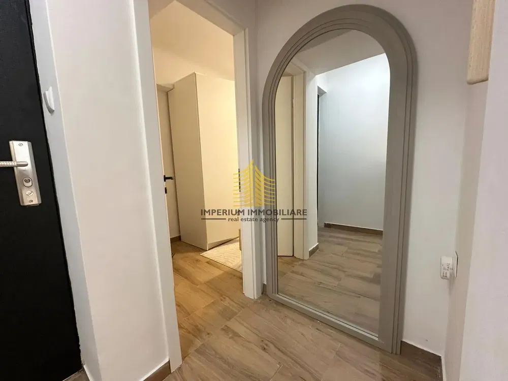 Garderobe; tegelvloer, gerenoveerd, natuurlijk licht