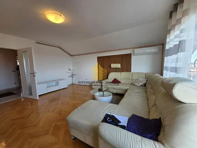 Wohnzimmer; holzboden, tageslicht, moderner stil