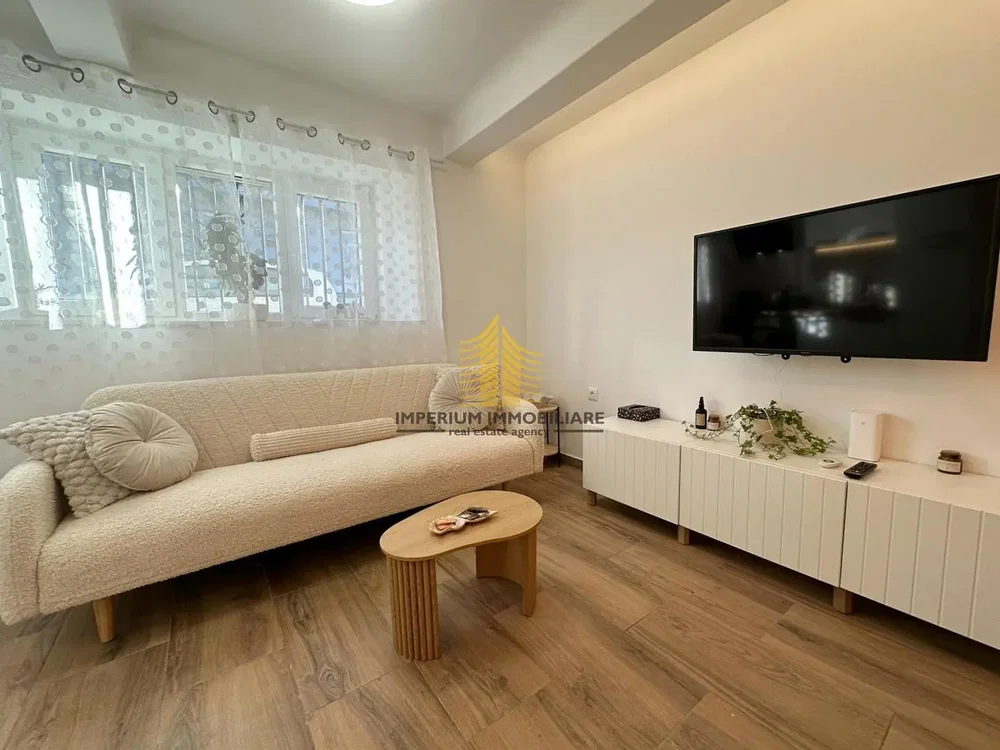 Woonkamer; natuurlijk licht, moderne stijl, tegelvloer