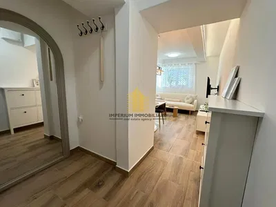 Woonkamer; houten vloer, natuurlijk licht, moderne stijl