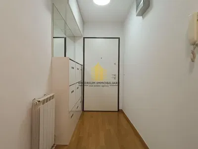 Garderoba; drveni pod, prirodno svjetlo