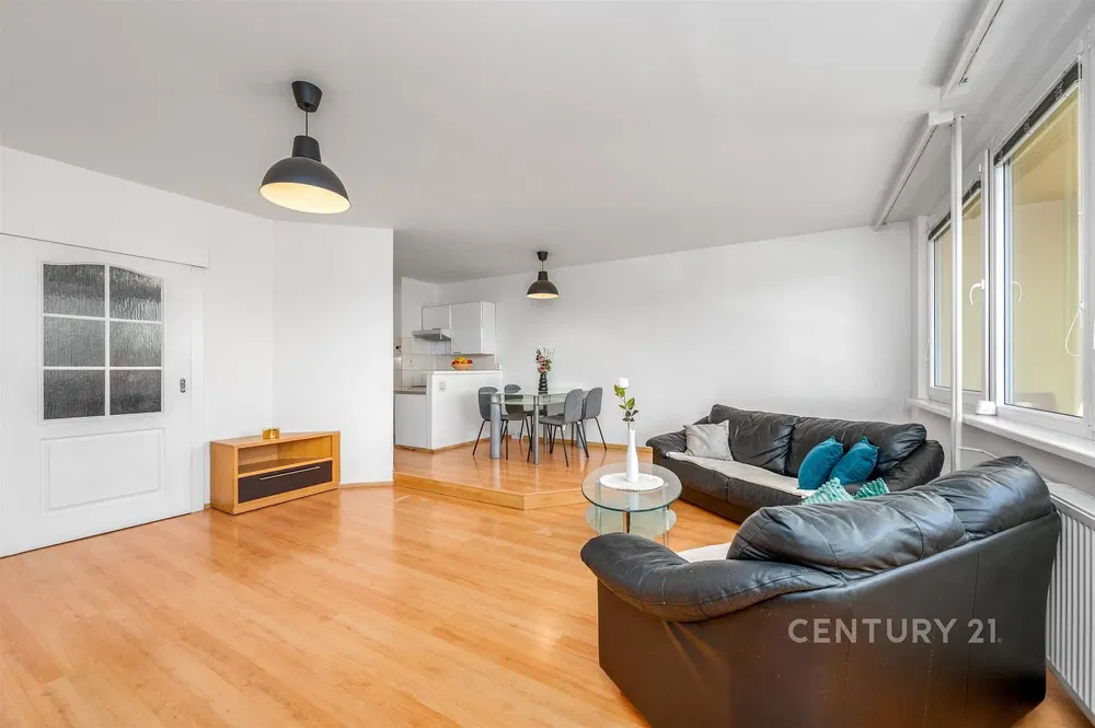 Oturma odası; doğal ışık, modern stil, ahşap zemin