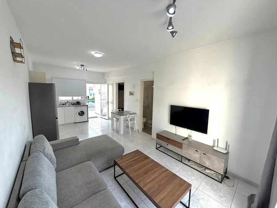 Soggiorno; pavimento in piastrelle, luce naturale