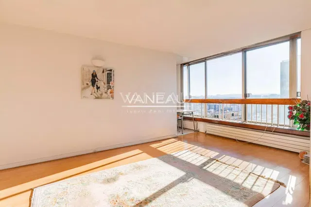 Soggiorno; vista, pavimento in legno, luce naturale