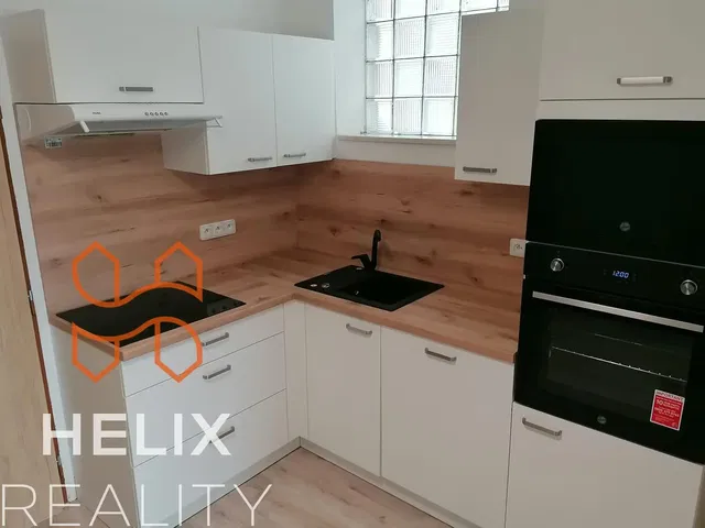 Cucina; elettrodomestici, ristrutturato, pavimento in legno, luce naturale