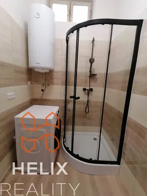 Badezimmer; warmwasserbereiter, fliesenboden