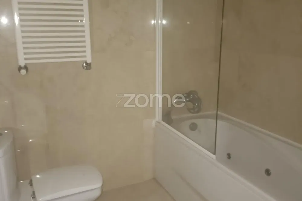 حمام; أرضية من البلاط, مجدد, ضوء طبيعي