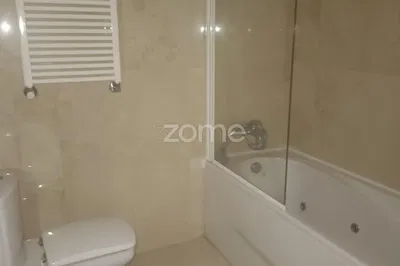 حمام; أرضية من البلاط, مجدد, ضوء طبيعي