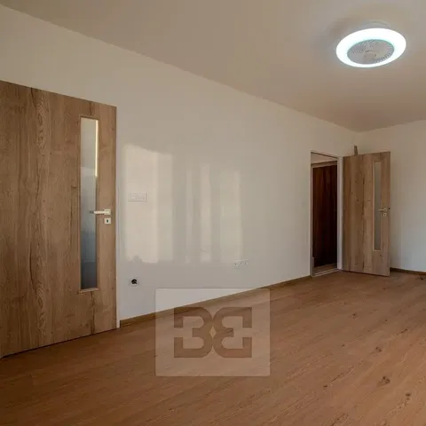 Spálňa; drevená podlaha, prirodzené svetlo