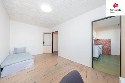 Spavaća soba; drveni pod, prirodno svjetlo