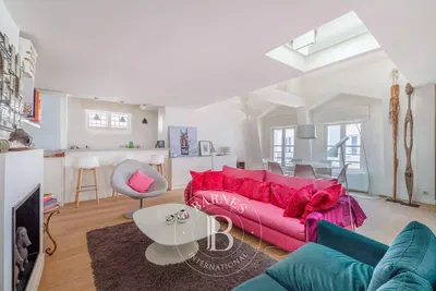 Oturma odası; şömine, doğal ışık, modern stil