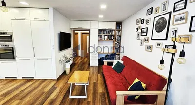 Oturma odası; mutfak aletleri, doğal ışık, modern stil, ahşap zemin