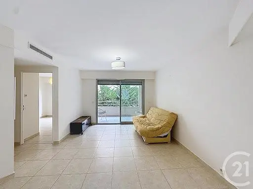 Soggiorno; pavimento in piastrelle, luce naturale, vista