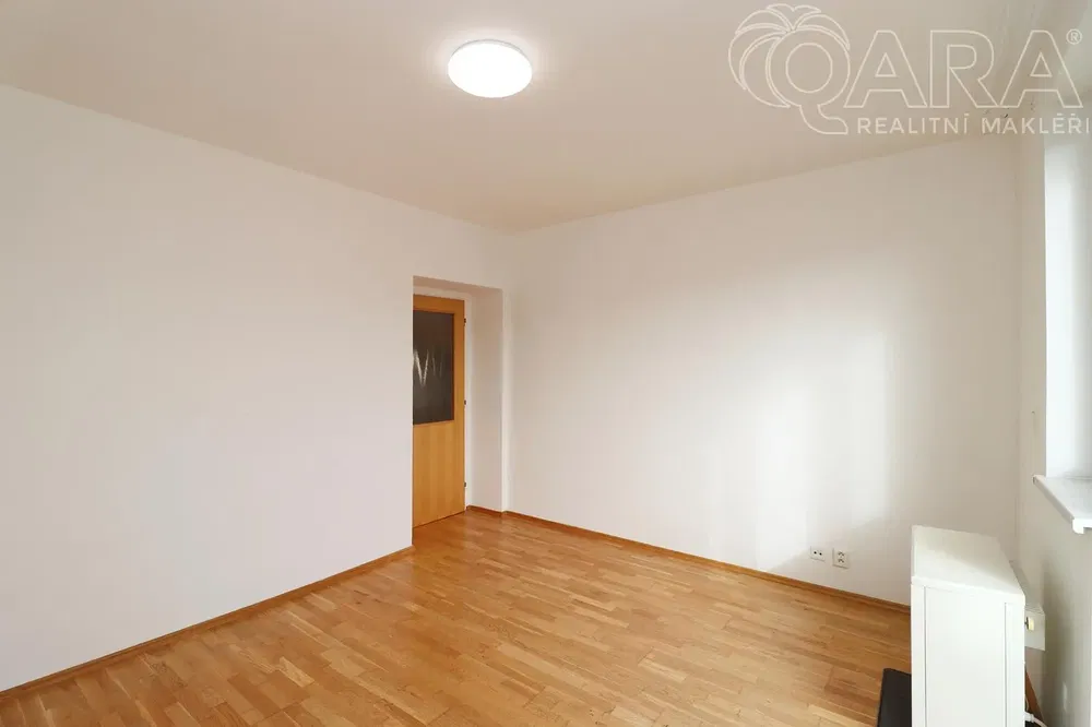 Schlafzimmer; holzboden, tageslicht