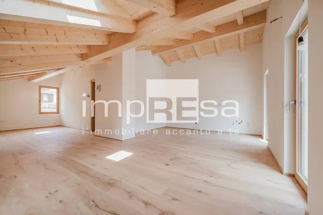 Salón; vigas de madera, suelo de madera, luz natural, renovado