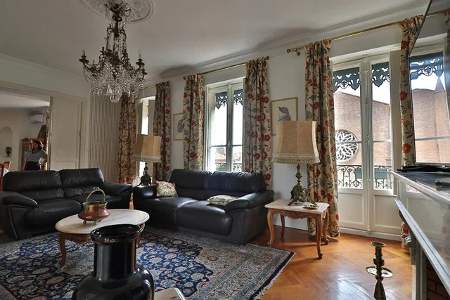 Salon; cheminée, lumière naturelle, style rustique