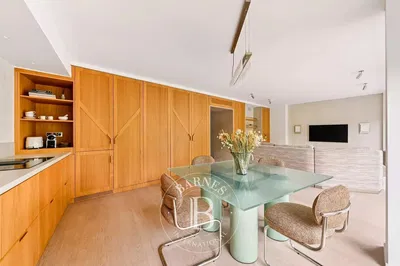 Küche; moderner stil, holzboden, tageslicht, renoviert