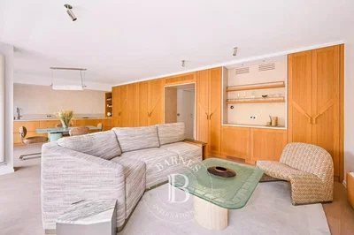 Wohnzimmer; tageslicht, moderner stil, renoviert