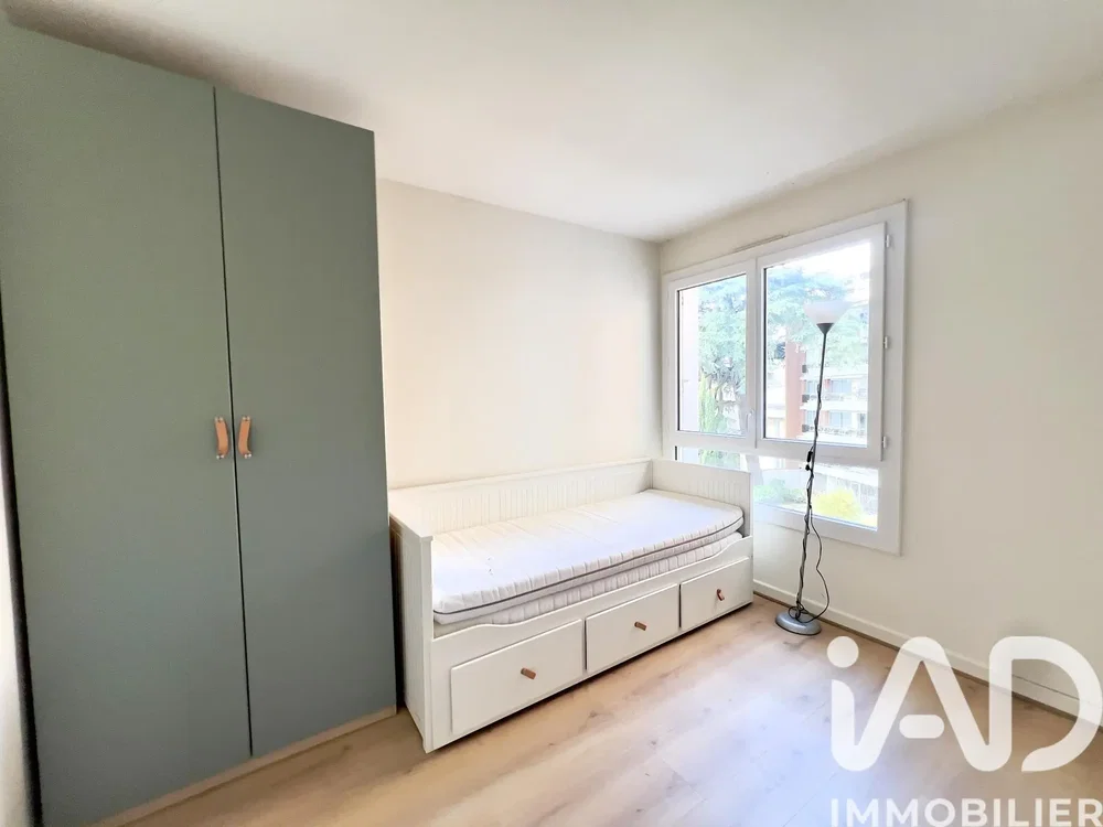 Schlafzimmer; tageslicht, holzboden