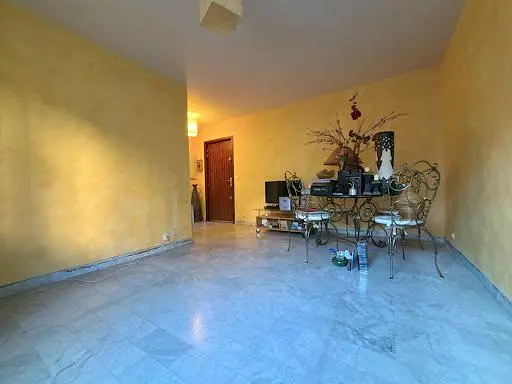 Дневна соба; плочице, природно светло