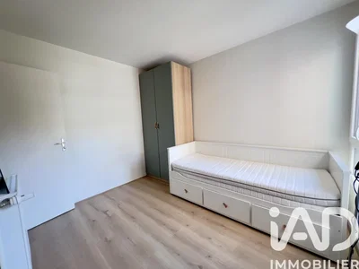 Schlafzimmer; holzboden, tageslicht