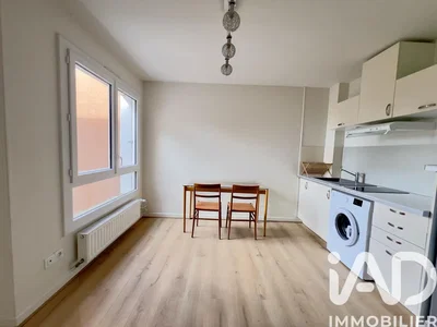 Cucina; pavimento in legno, luce naturale, stile moderno