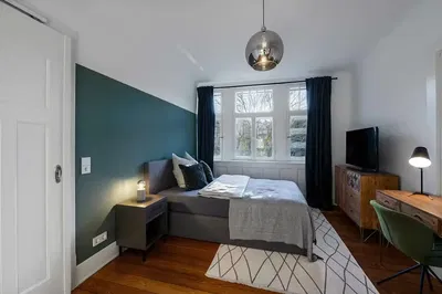 Schlafzimmer; holzboden, tageslicht