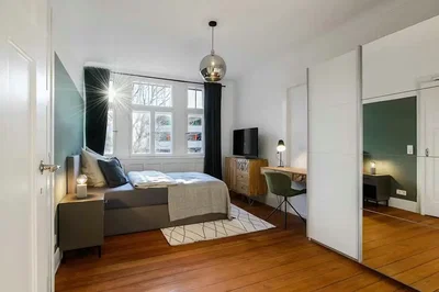 Quarto; luz natural, chão de madeira