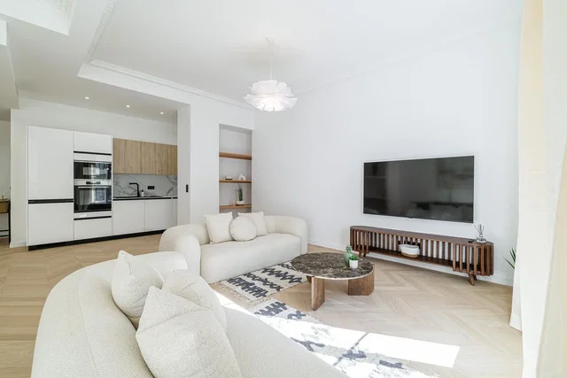 Soggiorno; luce naturale, stile moderno, pavimento in legno