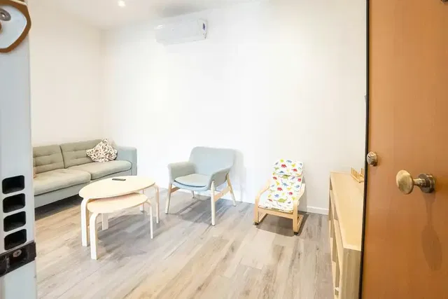 Wohnzimmer; holzboden, tageslicht, moderner stil