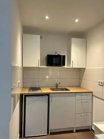 Kuchnia; sprzęt kuchenny, podłoga z płytek