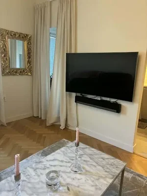 Obývací pokoj; dřevěná podlaha, přirozené světlo, moderní styl